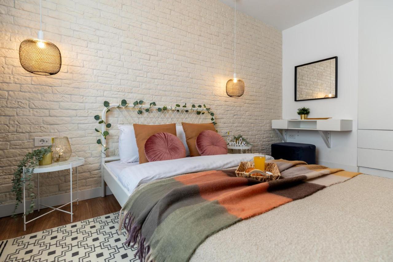 Downtown Retreat: Spacious 2-Br By Unirii Square Bukarest Exterior foto