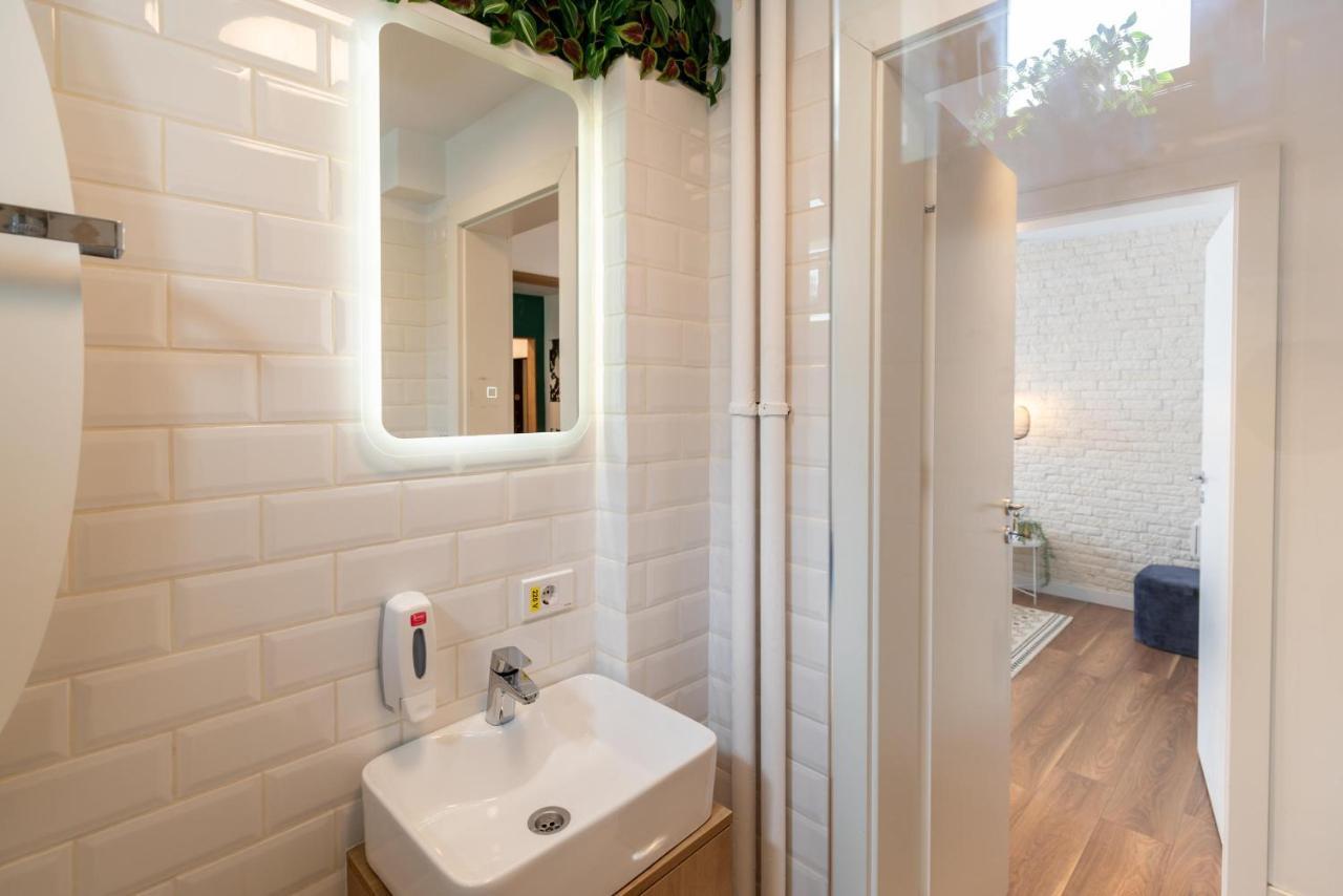 Downtown Retreat: Spacious 2-Br By Unirii Square Bukarest Exterior foto