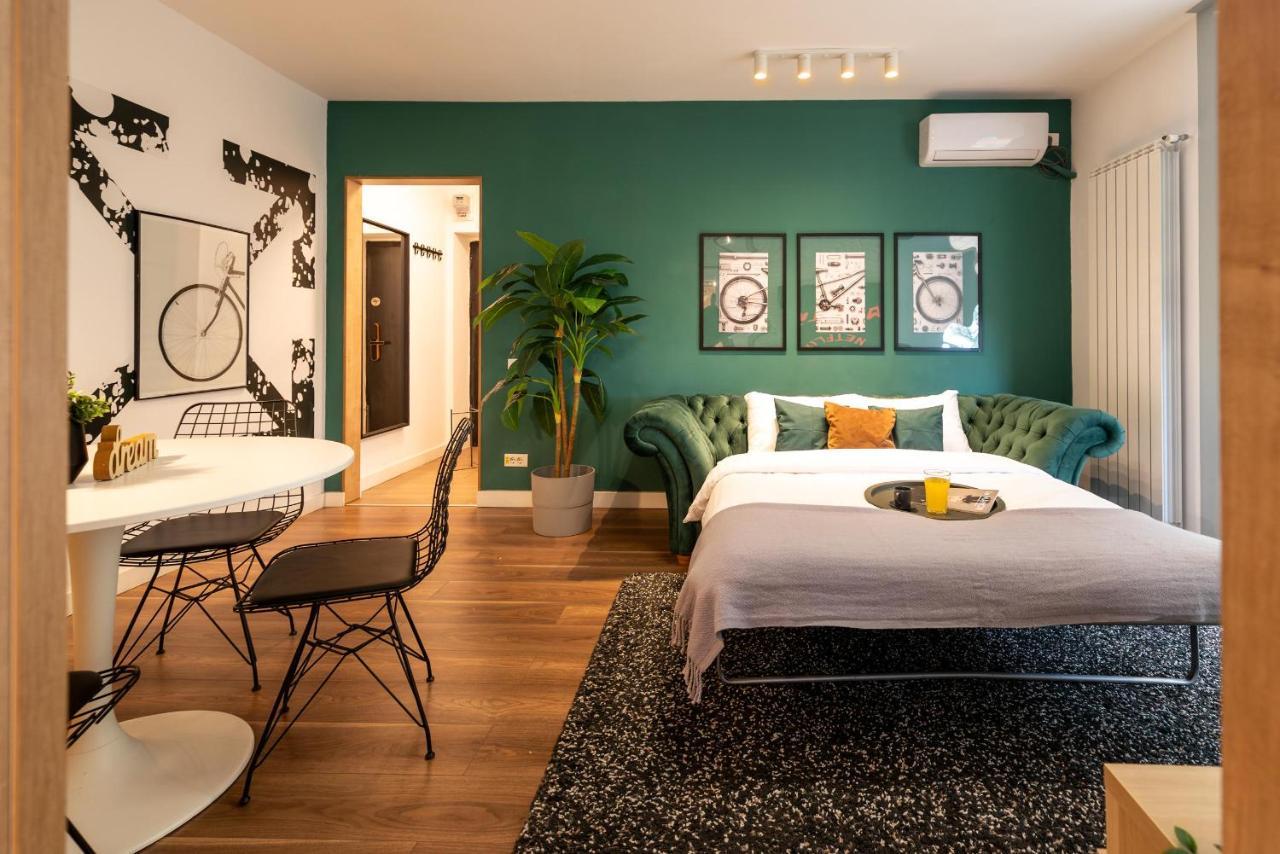 Downtown Retreat: Spacious 2-Br By Unirii Square Bukarest Exterior foto