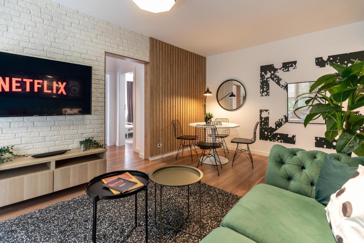 Downtown Retreat: Spacious 2-Br By Unirii Square Bukarest Exterior foto