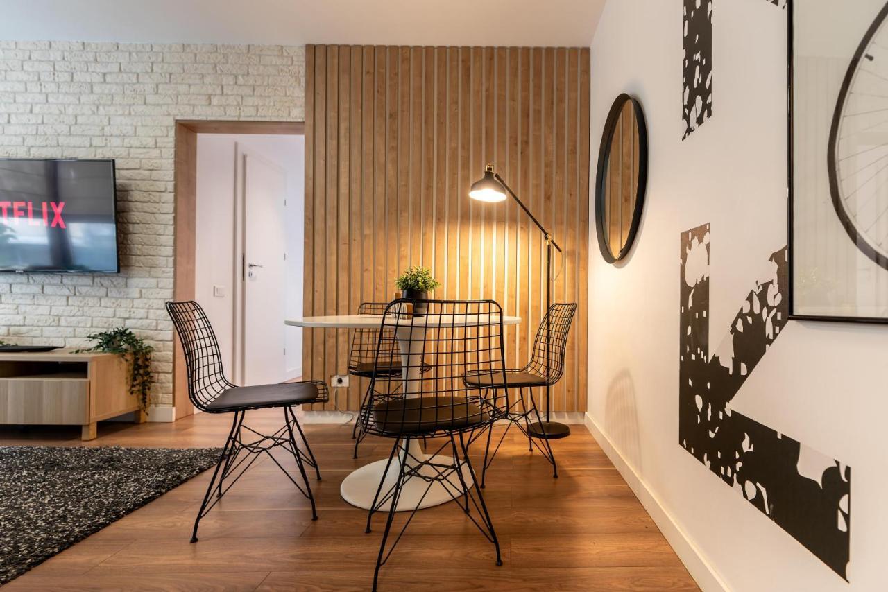 Downtown Retreat: Spacious 2-Br By Unirii Square Bukarest Exterior foto