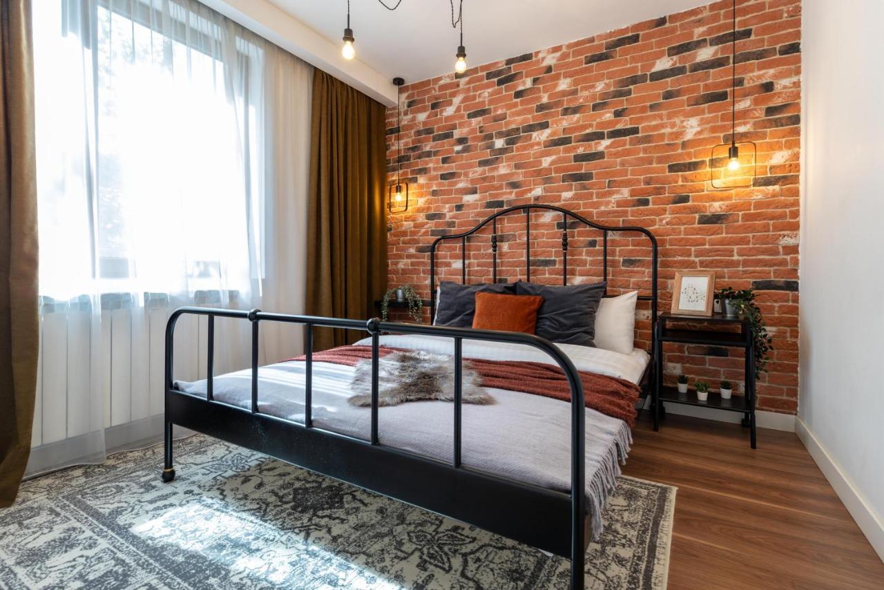Downtown Retreat: Spacious 2-Br By Unirii Square Bukarest Exterior foto