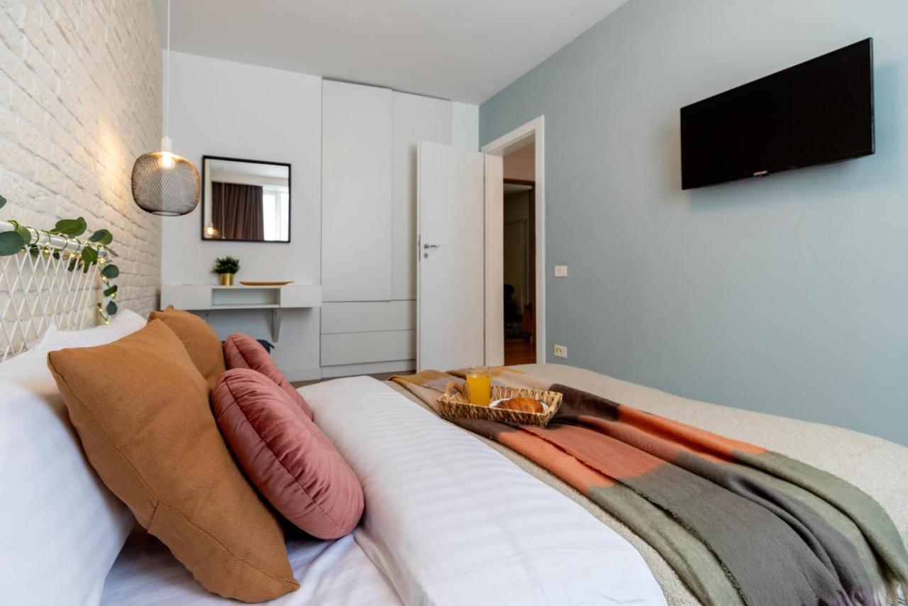 Downtown Retreat: Spacious 2-Br By Unirii Square Bukarest Exterior foto