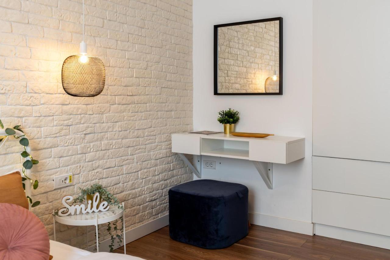 Downtown Retreat: Spacious 2-Br By Unirii Square Bukarest Exterior foto