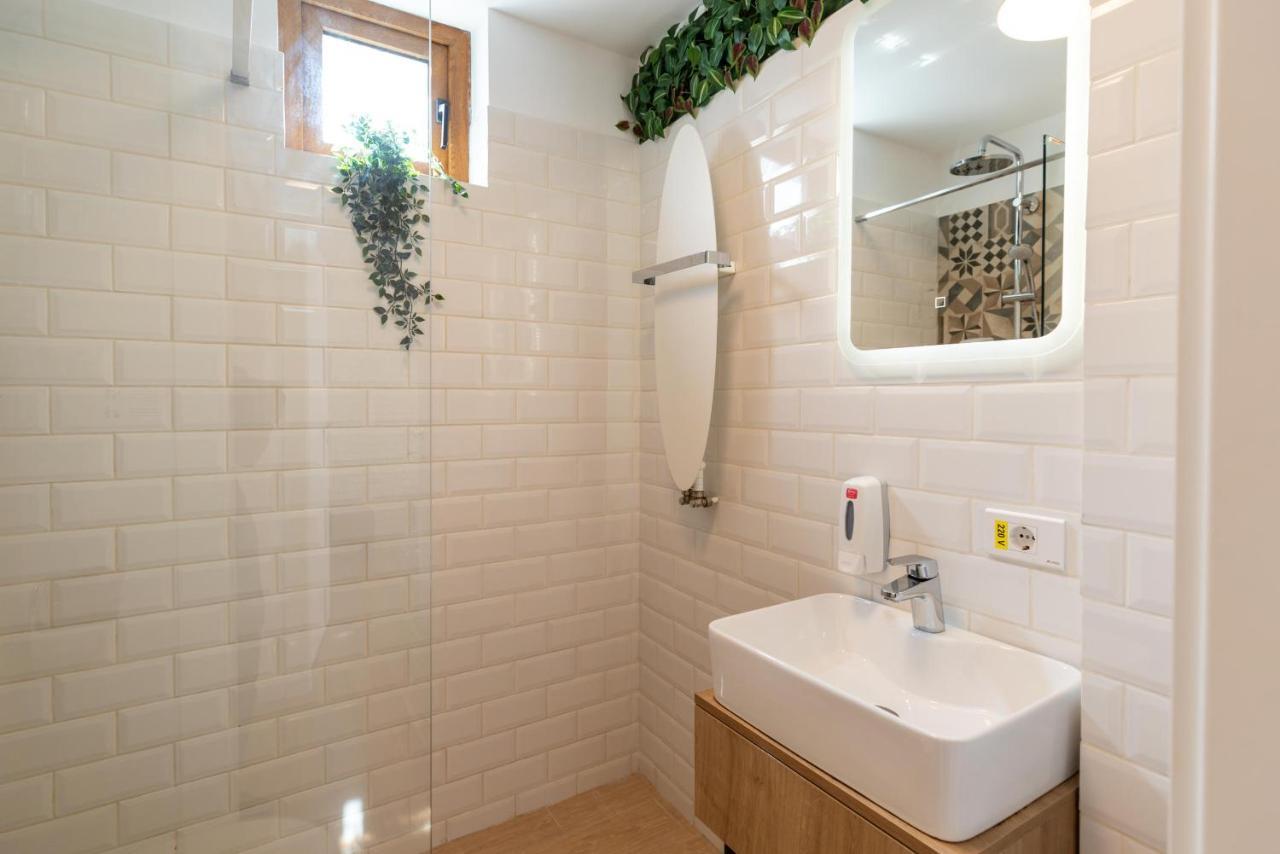 Downtown Retreat: Spacious 2-Br By Unirii Square Bukarest Exterior foto