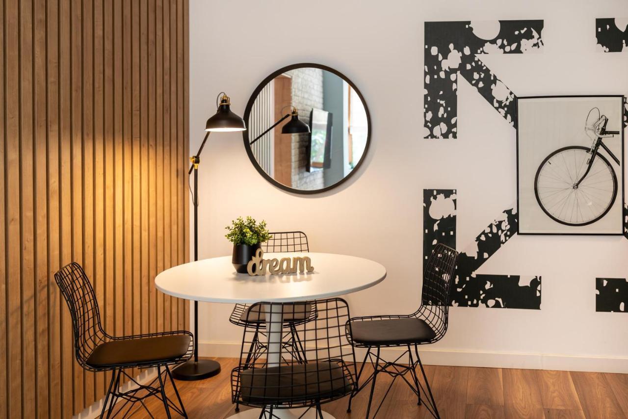 Downtown Retreat: Spacious 2-Br By Unirii Square Bukarest Exterior foto