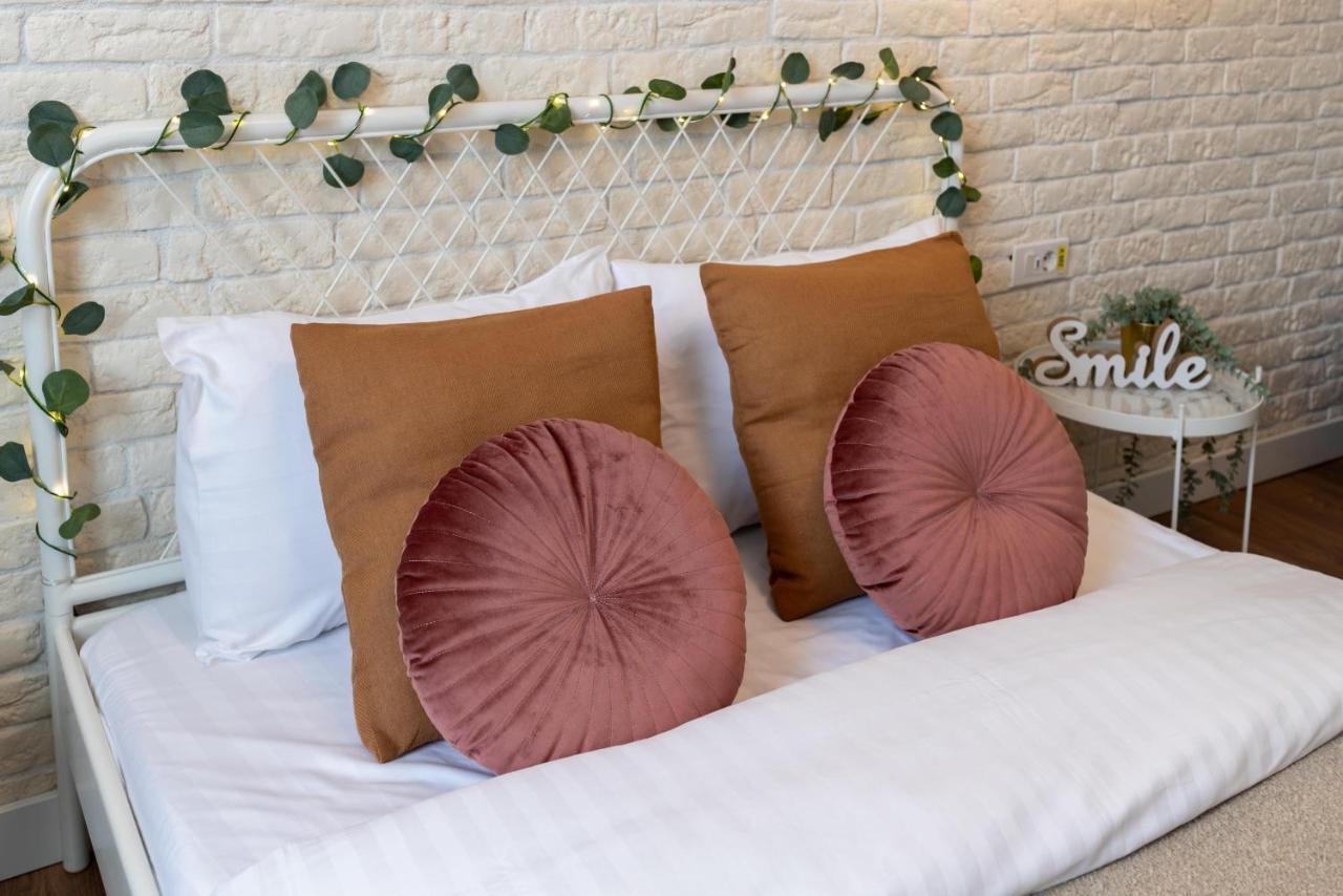 Downtown Retreat: Spacious 2-Br By Unirii Square Bukarest Exterior foto